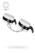 Бело-черные мягкие оковы с одним ремешком и люверсами
