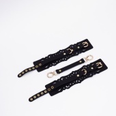 Черный кожаные оковы с узорами и золотистой фурнитурой