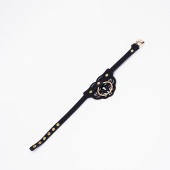 Черный чокер с клепками и золотистой фурнитурой