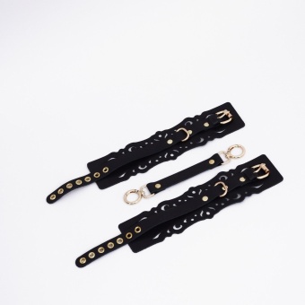 Черный кожаные оковы с узорами и золотистой фурнитурой