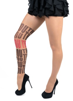 Колготки с красно-черным буквенным принтом на правой ножке