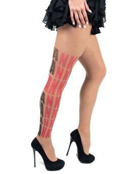 Колготки с красно-черным буквенным принтом на правой ножке