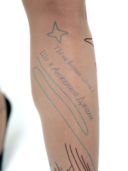 Молодёжные колготки с цветными почеркушками