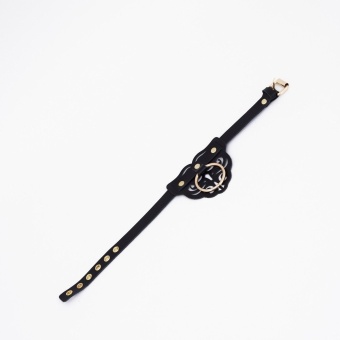 Черный чокер с клепками и золотистой фурнитурой