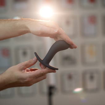 Анальная пробка с загнутым кончиком Fun Factory Bootie Medium Anal Toy чёрная