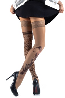 Чулки с девушкой на правой ножке и леопардовым принтом на левой