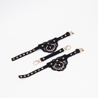 Черные кожаные оковы с резными узорами и клепками