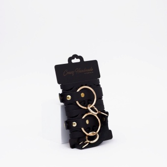 Черные кожаные наручники с золотистой фурнитурой