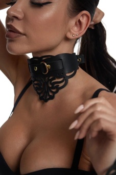 Фигурный чокер с узорами и золотистой фурнитурой