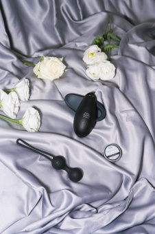 Набор Desire Blooms "50 оттенков серого" и Womanizer Liberty