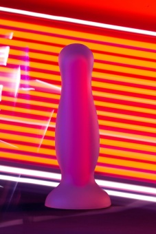 Светящаяся в темноте анальная пробка Beyond Cain Glow 9 см