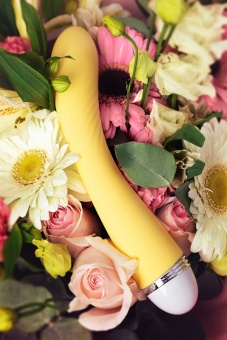 Классический вибратор Flovetta Calla желтый - 22 см