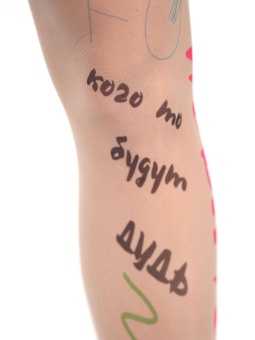 Молодежные колготки с цветным принтом в виде надписей